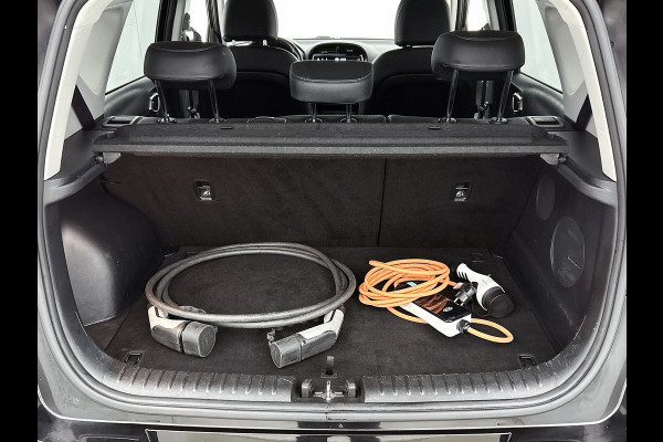 Kia e-Soul 150kW / 64kWh / SOH 100% / Executive line / Leder / TV. DVD scherm / Xenon / Navigatie / Airco-ecc. / Apk 12-2026