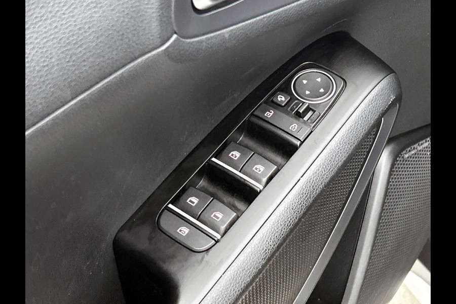 Kia e-Soul 150kW / 64kWh / SOH 100% / Executive line / Leder / TV. DVD scherm / Xenon / Navigatie / Airco-ecc. / Apk 12-2026