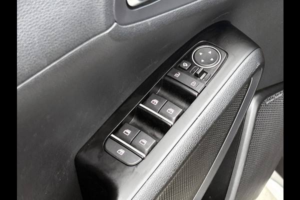 Kia e-Soul 150kW / 64kWh / SOH 100% / Executive line / Leder / TV. DVD scherm / Xenon / Navigatie / Airco-ecc. / Apk 12-2026