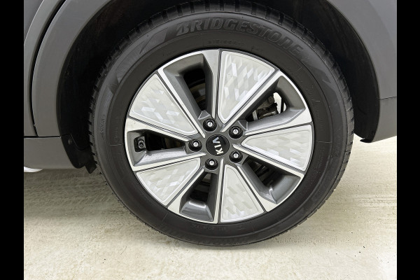 Kia e-Soul 150kW / 64kWh / SOH 100% / Executive line / Leder / TV. DVD scherm / Xenon / Navigatie / Airco-ecc. / Apk 12-2026