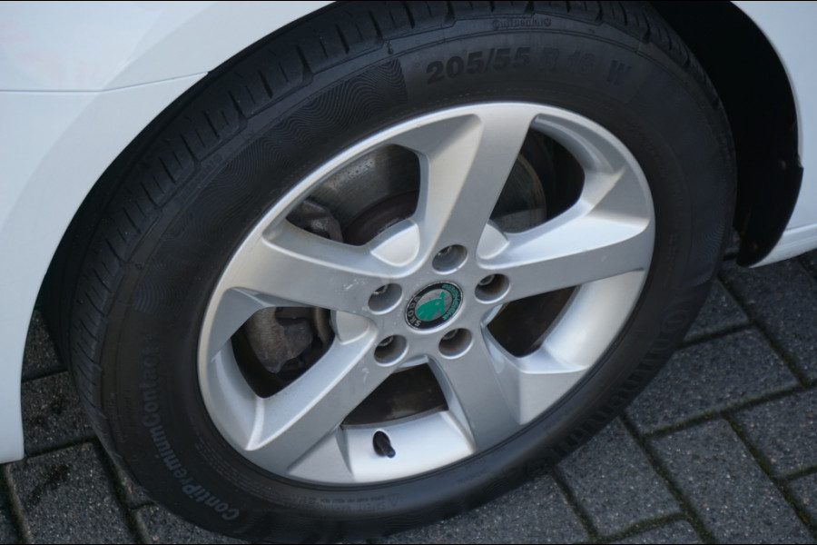 Škoda Octavia Combi 150PK Greentech AUTOMAAT | TREKHAAK | CAMERA | STOELVERWARMING