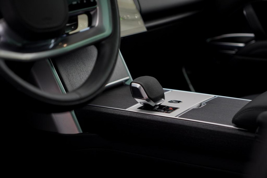 Land Rover Range Rover 3.0 P460e HSE PHEV / Batumi Gold / Towing Pack / Pano / NL Auto / 4Wiel sturing