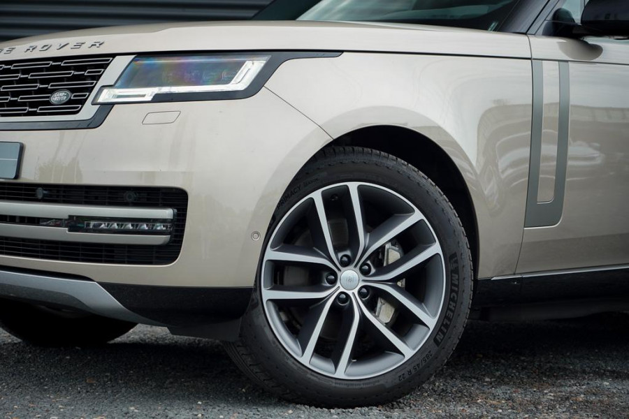 Land Rover Range Rover 3.0 P460e HSE PHEV / Batumi Gold / Towing Pack / Pano / NL Auto / 4Wiel sturing