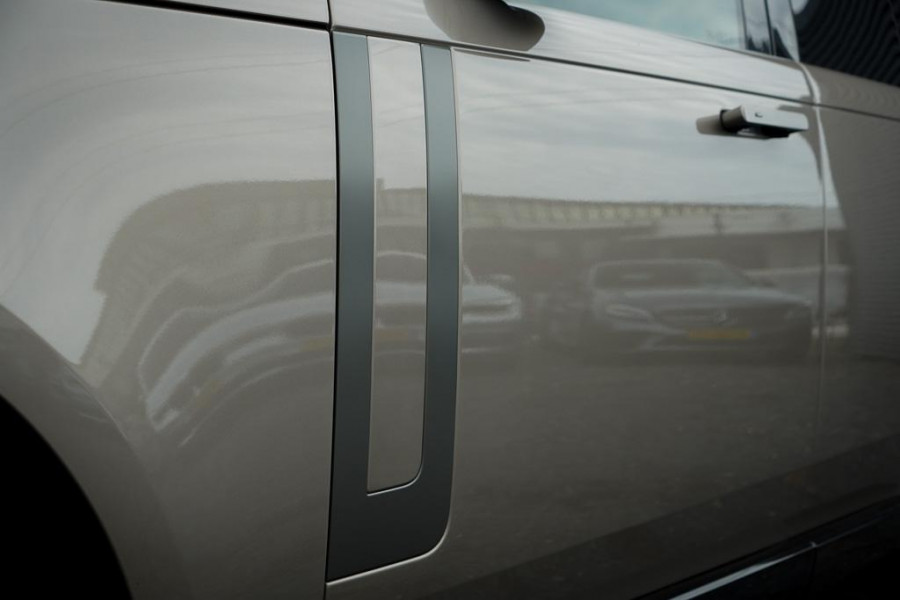 Land Rover Range Rover 3.0 P460e HSE PHEV / Batumi Gold / Towing Pack / Pano / NL Auto / 4Wiel sturing