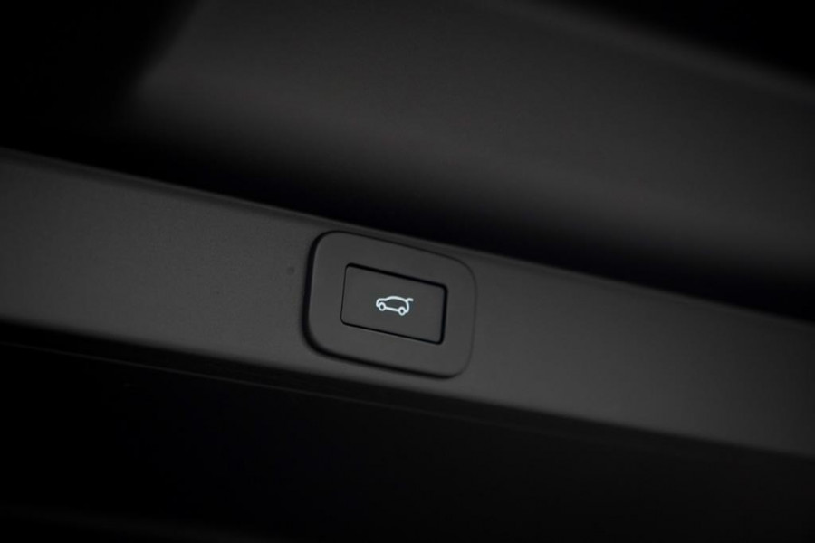 Land Rover Range Rover 3.0 P460e HSE PHEV / Batumi Gold / Towing Pack / Pano / NL Auto / 4Wiel sturing