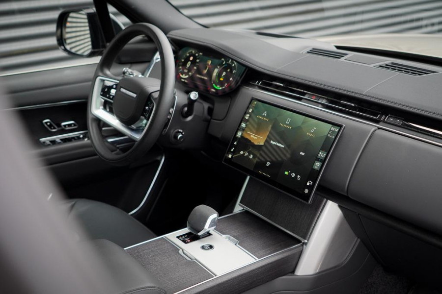 Land Rover Range Rover 3.0 P460e HSE PHEV / Batumi Gold / Towing Pack / Pano / NL Auto / 4Wiel sturing