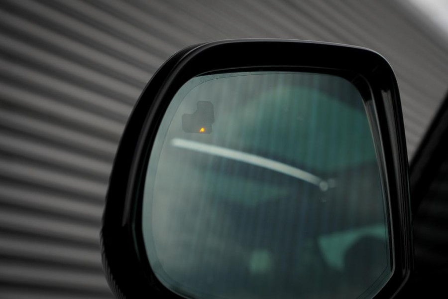 Land Rover Range Rover 3.0 P460e HSE PHEV / Batumi Gold / Towing Pack / Pano / NL Auto / 4Wiel sturing