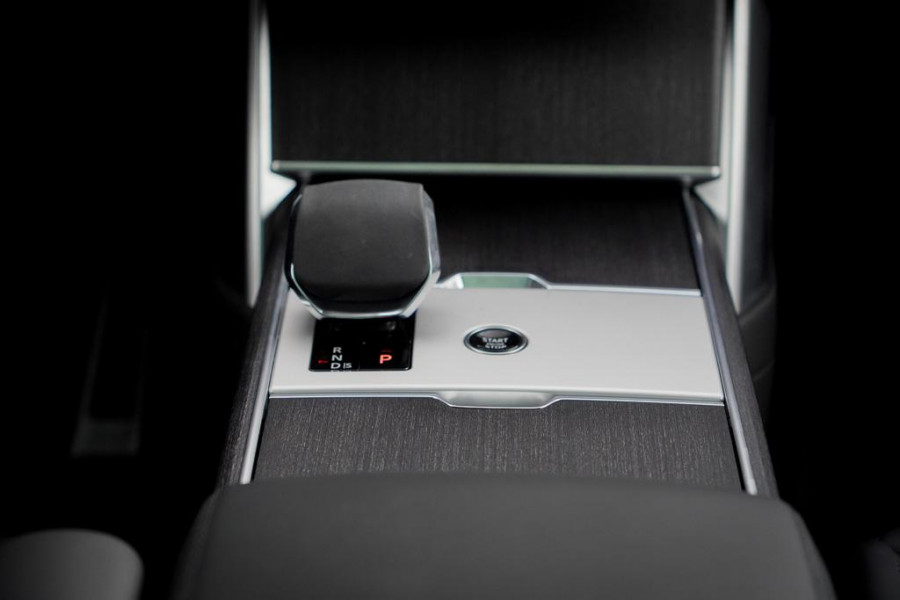 Land Rover Range Rover 3.0 P460e HSE PHEV / Batumi Gold / Towing Pack / Pano / NL Auto / 4Wiel sturing