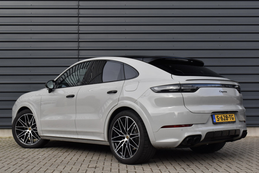 Porsche Cayenne Coupé 3.0 E-Hybrid 462pk Platinum Edition Techart *Krijt* | Pano | 22'' Wielen | Trekhaak | Massage | Stoelventilatie | Bose | Head-Up | Luchtvering |