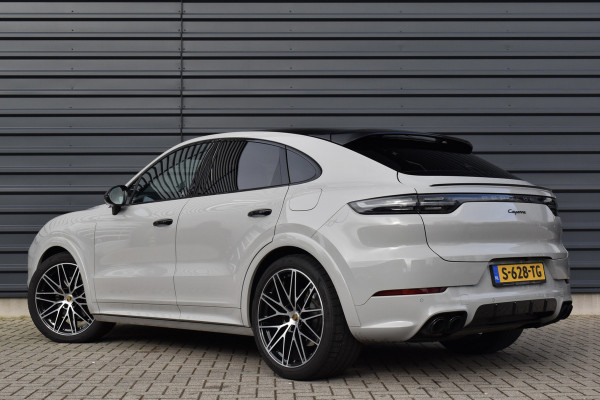 Porsche Cayenne Coupé 3.0 E-Hybrid 462pk Platinum Edition Techart *Krijt* | Pano | 22'' Wielen | Trekhaak | Massage | Stoelventilatie | Bose | Head-Up | Luchtvering |