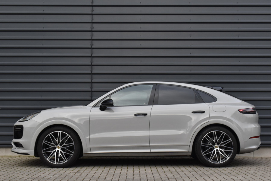 Porsche Cayenne Coupé 3.0 E-Hybrid 462pk Platinum Edition Techart *Krijt* | Pano | 22'' Wielen | Trekhaak | Massage | Stoelventilatie | Bose | Head-Up | Luchtvering |