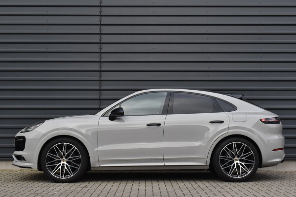 Porsche Cayenne Coupé 3.0 E-Hybrid 462pk Platinum Edition Techart *Krijt* | Pano | 22'' Wielen | Trekhaak | Massage | Stoelventilatie | Bose | Head-Up | Luchtvering |