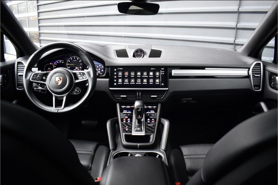 Porsche Cayenne Coupé 3.0 E-Hybrid 462pk Platinum Edition Techart *Krijt* | Pano | 22'' Wielen | Trekhaak | Massage | Stoelventilatie | Bose | Head-Up | Luchtvering |