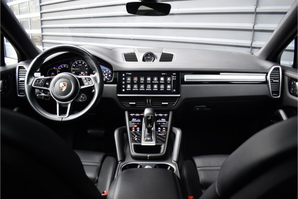 Porsche Cayenne Coupé 3.0 E-Hybrid 462pk Platinum Edition Techart *Krijt* | Pano | 22'' Wielen | Trekhaak | Massage | Stoelventilatie | Bose | Head-Up | Luchtvering |