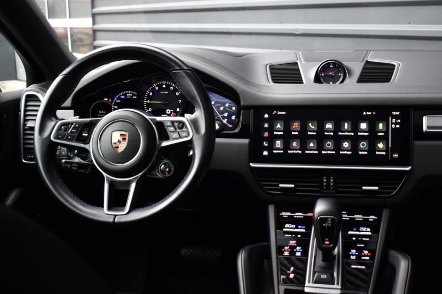 Porsche Cayenne Coupé 3.0 E-Hybrid 462pk Platinum Edition Techart *Krijt* | Pano | 22'' Wielen | Trekhaak | Massage | Stoelventilatie | Bose | Head-Up | Luchtvering |
