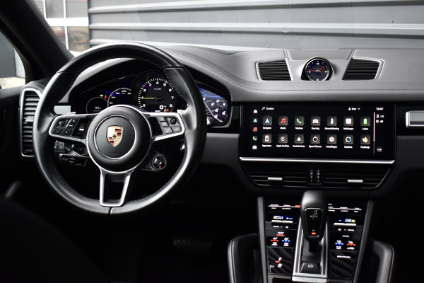 Porsche Cayenne Coupé 3.0 E-Hybrid 462pk Platinum Edition Techart *Krijt* | Pano | 22'' Wielen | Trekhaak | Massage | Stoelventilatie | Bose | Head-Up | Luchtvering |