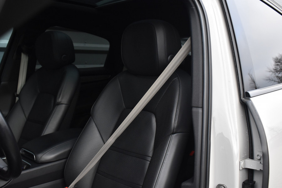 Porsche Cayenne Coupé 3.0 E-Hybrid 462pk Platinum Edition Techart *Krijt* | Pano | 22'' Wielen | Trekhaak | Massage | Stoelventilatie | Bose | Head-Up | Luchtvering |