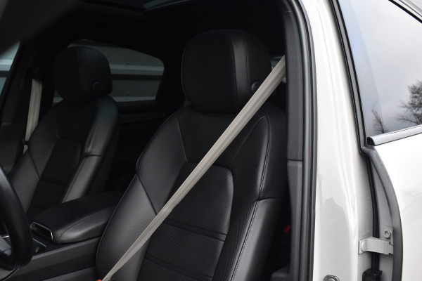 Porsche Cayenne Coupé 3.0 E-Hybrid 462pk Platinum Edition Techart *Krijt* | Pano | 22'' Wielen | Trekhaak | Massage | Stoelventilatie | Bose | Head-Up | Luchtvering |
