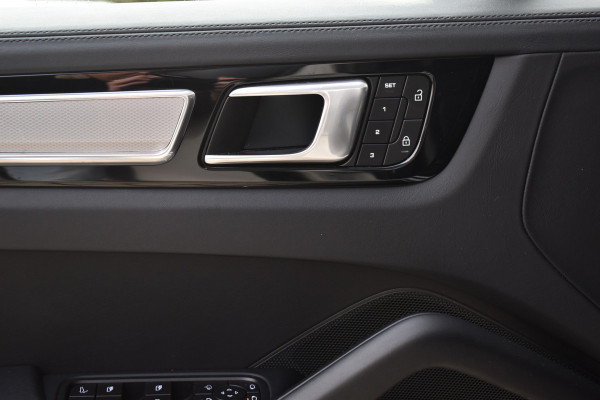 Porsche Cayenne Coupé 3.0 E-Hybrid 462pk Platinum Edition Techart *Krijt* | Pano | 22'' Wielen | Trekhaak | Massage | Stoelventilatie | Bose | Head-Up | Luchtvering |