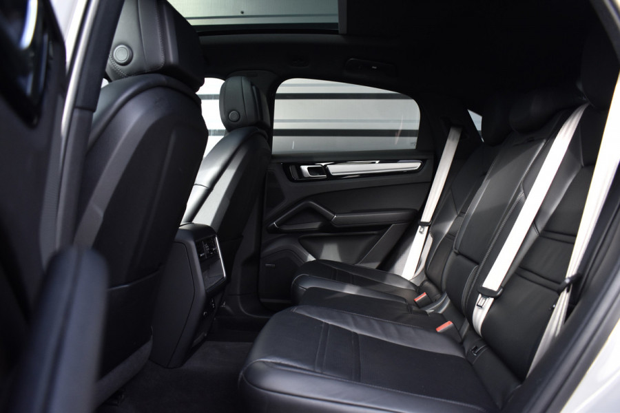 Porsche Cayenne Coupé 3.0 E-Hybrid 462pk Platinum Edition Techart *Krijt* | Pano | 22'' Wielen | Trekhaak | Massage | Stoelventilatie | Bose | Head-Up | Luchtvering |