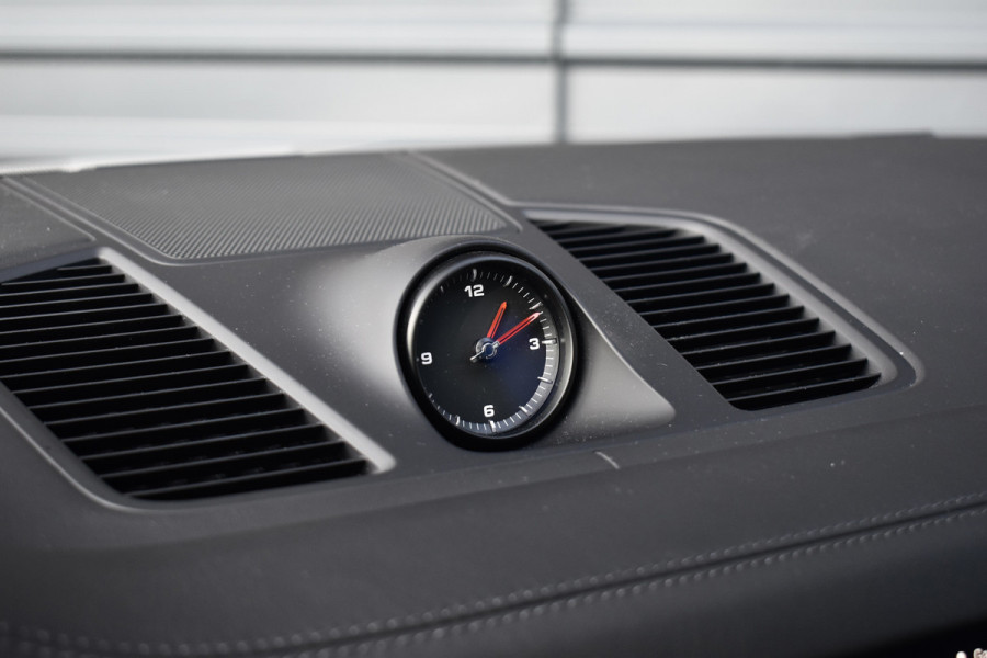 Porsche Cayenne Coupé 3.0 E-Hybrid 462pk Platinum Edition Techart *Krijt* | Pano | 22'' Wielen | Trekhaak | Massage | Stoelventilatie | Bose | Head-Up | Luchtvering |