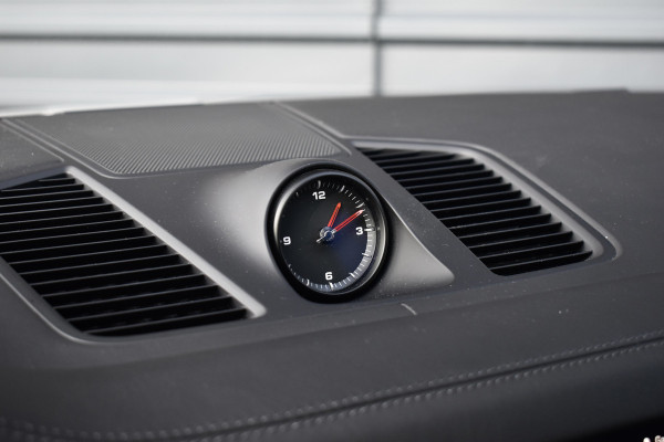 Porsche Cayenne Coupé 3.0 E-Hybrid 462pk Platinum Edition Techart *Krijt* | Pano | 22'' Wielen | Trekhaak | Massage | Stoelventilatie | Bose | Head-Up | Luchtvering |