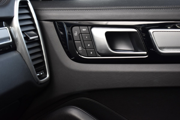 Porsche Cayenne Coupé 3.0 E-Hybrid 462pk Platinum Edition Techart *Krijt* | Pano | 22'' Wielen | Trekhaak | Massage | Stoelventilatie | Bose | Head-Up | Luchtvering |