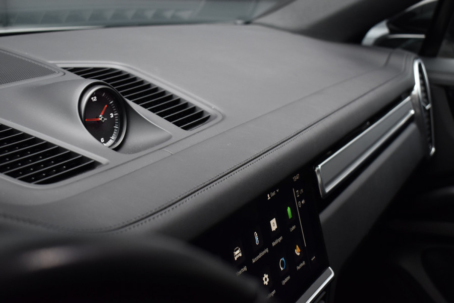 Porsche Cayenne Coupé 3.0 E-Hybrid 462pk Platinum Edition Techart *Krijt* | Pano | 22'' Wielen | Trekhaak | Massage | Stoelventilatie | Bose | Head-Up | Luchtvering |