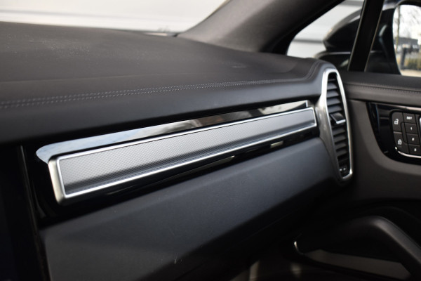 Porsche Cayenne Coupé 3.0 E-Hybrid 462pk Platinum Edition Techart *Krijt* | Pano | 22'' Wielen | Trekhaak | Massage | Stoelventilatie | Bose | Head-Up | Luchtvering |