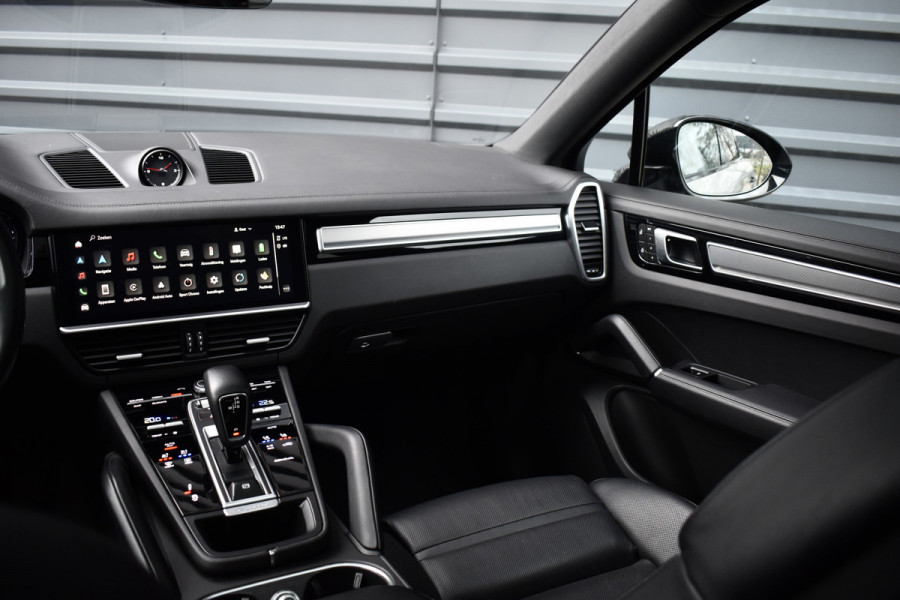 Porsche Cayenne Coupé 3.0 E-Hybrid 462pk Platinum Edition Techart *Krijt* | Pano | 22'' Wielen | Trekhaak | Massage | Stoelventilatie | Bose | Head-Up | Luchtvering |