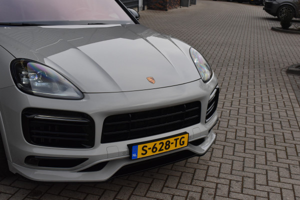 Porsche Cayenne Coupé 3.0 E-Hybrid 462pk Platinum Edition Techart *Krijt* | Pano | 22'' Wielen | Trekhaak | Massage | Stoelventilatie | Bose | Head-Up | Luchtvering |