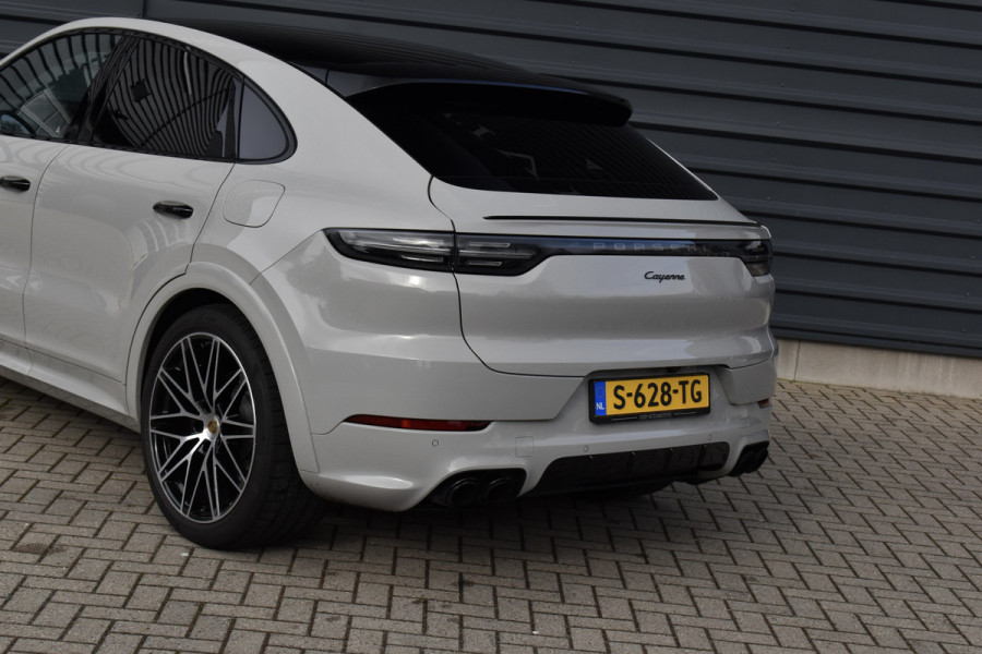 Porsche Cayenne Coupé 3.0 E-Hybrid 462pk Platinum Edition Techart *Krijt* | Pano | 22'' Wielen | Trekhaak | Massage | Stoelventilatie | Bose | Head-Up | Luchtvering |