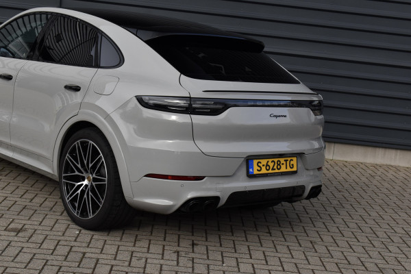 Porsche Cayenne Coupé 3.0 E-Hybrid 462pk Platinum Edition Techart *Krijt* | Pano | 22'' Wielen | Trekhaak | Massage | Stoelventilatie | Bose | Head-Up | Luchtvering |