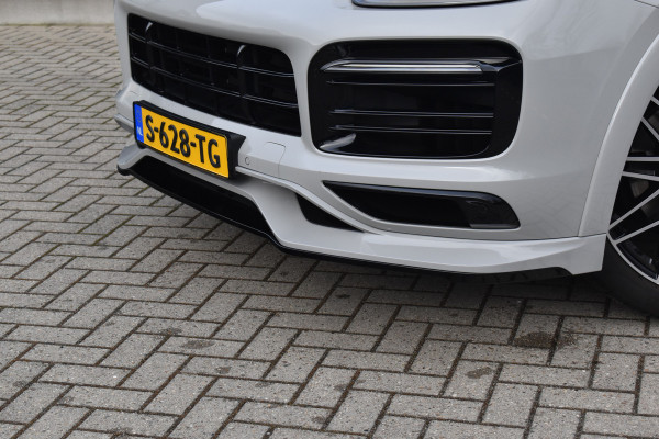 Porsche Cayenne Coupé 3.0 E-Hybrid 462pk Platinum Edition Techart *Krijt* | Pano | 22'' Wielen | Trekhaak | Massage | Stoelventilatie | Bose | Head-Up | Luchtvering |
