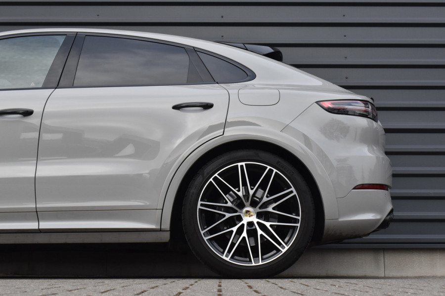 Porsche Cayenne Coupé 3.0 E-Hybrid 462pk Platinum Edition Techart *Krijt* | Pano | 22'' Wielen | Trekhaak | Massage | Stoelventilatie | Bose | Head-Up | Luchtvering |