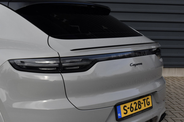 Porsche Cayenne Coupé 3.0 E-Hybrid 462pk Platinum Edition Techart *Krijt* | Pano | 22'' Wielen | Trekhaak | Massage | Stoelventilatie | Bose | Head-Up | Luchtvering |