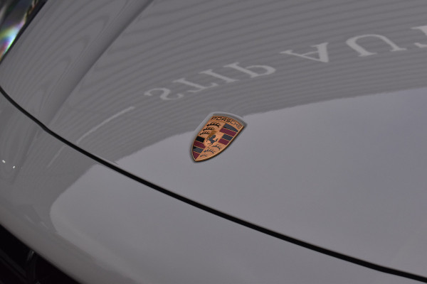 Porsche Cayenne Coupé 3.0 E-Hybrid 462pk Platinum Edition Techart *Krijt* | Pano | 22'' Wielen | Trekhaak | Massage | Stoelventilatie | Bose | Head-Up | Luchtvering |