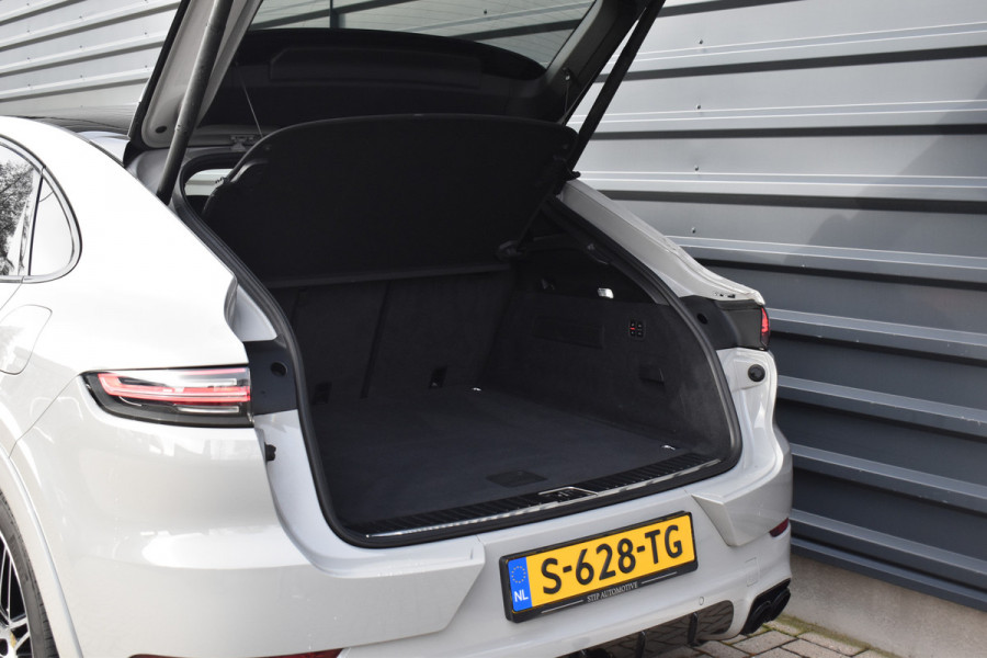 Porsche Cayenne Coupé 3.0 E-Hybrid 462pk Platinum Edition Techart *Krijt* | Pano | 22'' Wielen | Trekhaak | Massage | Stoelventilatie | Bose | Head-Up | Luchtvering |