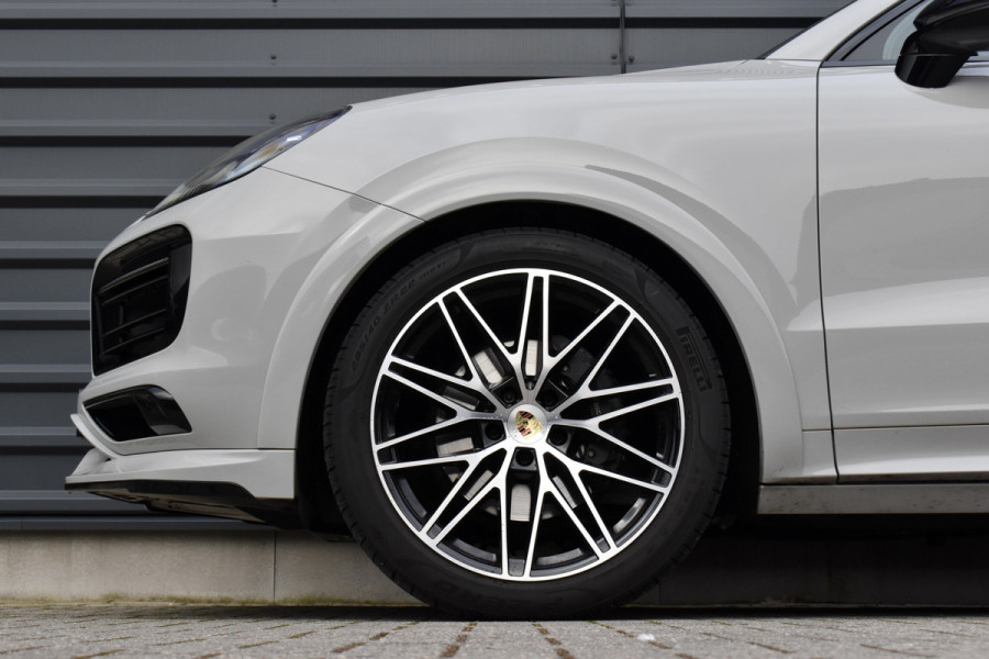 Porsche Cayenne Coupé 3.0 E-Hybrid 462pk Platinum Edition Techart *Krijt* | Pano | 22'' Wielen | Trekhaak | Massage | Stoelventilatie | Bose | Head-Up | Luchtvering |