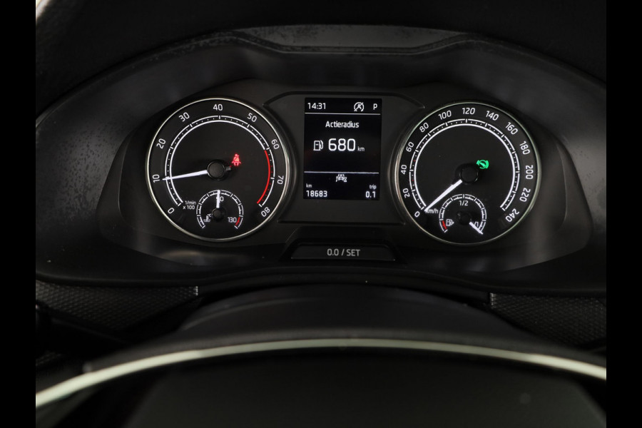 Škoda SCALA 1.0 TSI Ambition 110pk | Panoramadak | Parkeersensoren achter | Full Led koplampen | 16 inch Lichtmetalen velgen