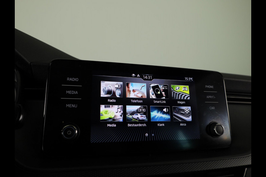 Škoda SCALA 1.0 TSI Ambition 110pk | Panoramadak | Parkeersensoren achter | Full Led koplampen | 16 inch Lichtmetalen velgen