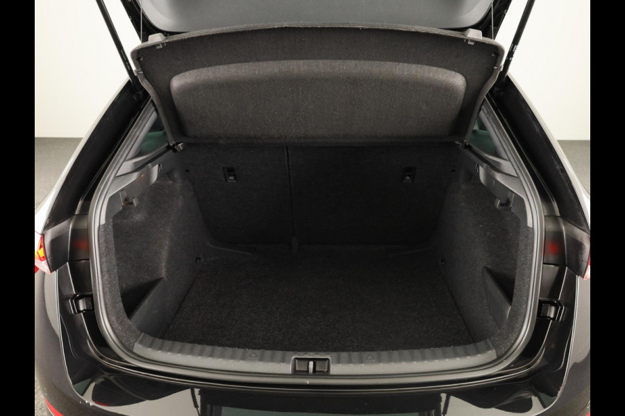 Škoda SCALA 1.0 TSI Ambition 110pk | Panoramadak | Parkeersensoren achter | Full Led koplampen | 16 inch Lichtmetalen velgen