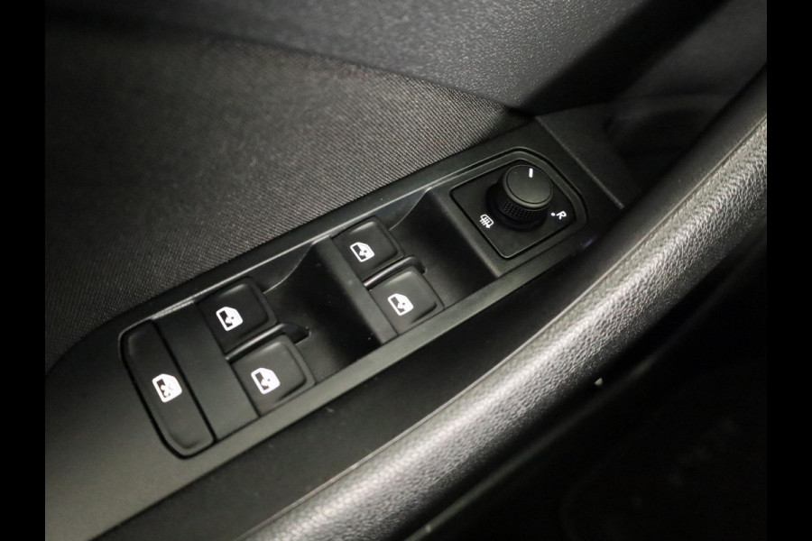 Škoda SCALA 1.0 TSI Ambition 110pk | Panoramadak | Parkeersensoren achter | Full Led koplampen | 16 inch Lichtmetalen velgen