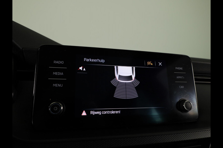 Škoda SCALA 1.0 TSI Ambition 110pk | Panoramadak | Parkeersensoren achter | Full Led koplampen | 16 inch Lichtmetalen velgen