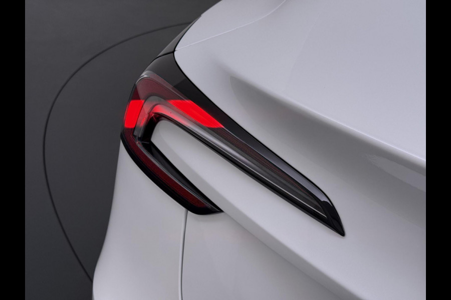 Tesla Model 3 Premium Long Range AWD 78 kWh VAN €42.900,- NU VOOR SLECHTS €39.440,- Uw LENTEVOORDEEL €3.460,- |ORGINELE AFN. TREKHAAK TESLA| AUTOPILOT| STOELVENTILATIE + VERWARMING| VOLLEDIGE TESLA GARANTIE T/M 01/2028 OF 80.000KM| DE HOOGVOLTACCU EN AANDRIJFLIJN TOT 2032 of 192.000KM |