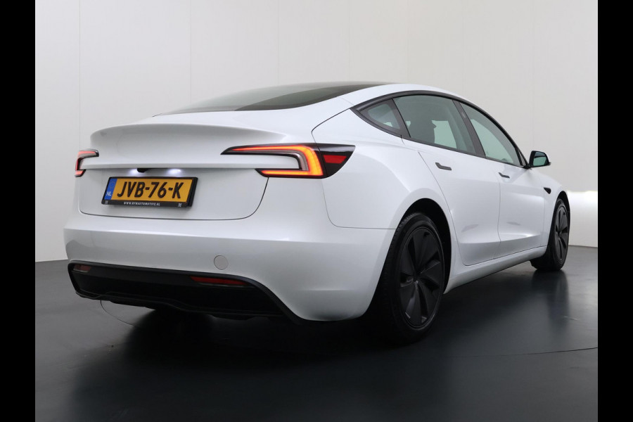 Tesla Model 3 Premium Long Range AWD 78 kWh VAN €42.900,- NU VOOR SLECHTS €39.440,- Uw LENTEVOORDEEL €3.460,- |ORGINELE AFN. TREKHAAK TESLA| AUTOPILOT| STOELVENTILATIE + VERWARMING| VOLLEDIGE TESLA GARANTIE T/M 01/2028 OF 80.000KM| DE HOOGVOLTACCU EN AANDRIJFLIJN TOT 2032 of 192.000KM |