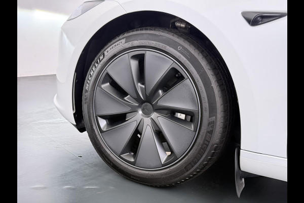 Tesla Model 3 Premium Long Range AWD 78 kWh VAN €42.900,- NU VOOR SLECHTS €39.440,- Uw LENTEVOORDEEL €3.460,- |ORGINELE AFN. TREKHAAK TESLA| AUTOPILOT| STOELVENTILATIE + VERWARMING| VOLLEDIGE TESLA GARANTIE T/M 01/2028 OF 80.000KM| DE HOOGVOLTACCU EN AANDRIJFLIJN TOT 2032 of 192.000KM |