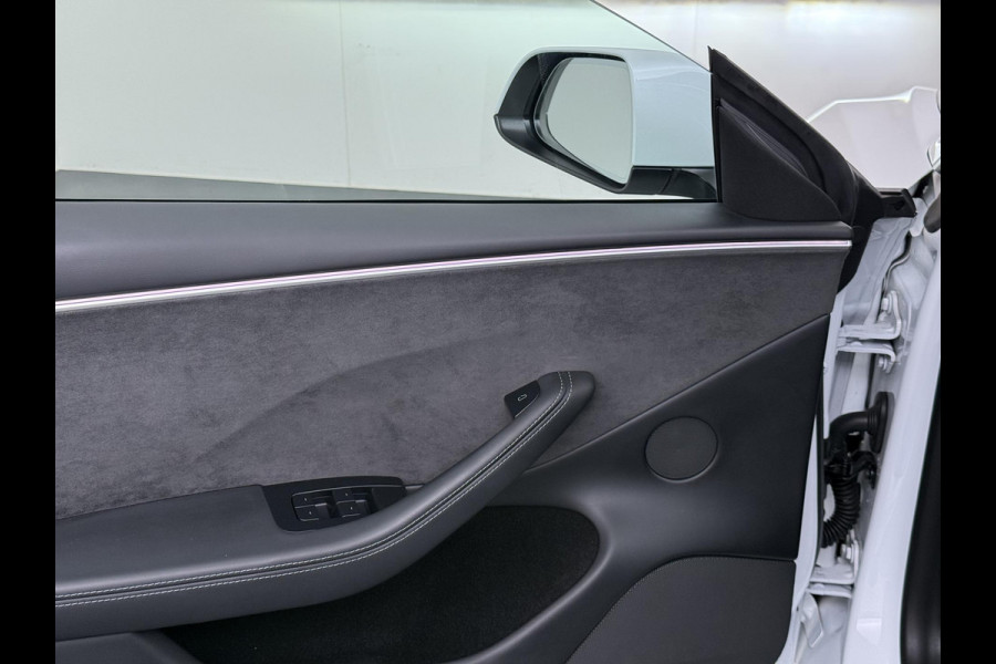 Tesla Model 3 Premium Long Range AWD 78 kWh VAN €42.900,- NU VOOR SLECHTS €39.440,- Uw LENTEVOORDEEL €3.460,- |ORGINELE AFN. TREKHAAK TESLA| AUTOPILOT| STOELVENTILATIE + VERWARMING| VOLLEDIGE TESLA GARANTIE T/M 01/2028 OF 80.000KM| DE HOOGVOLTACCU EN AANDRIJFLIJN TOT 2032 of 192.000KM |