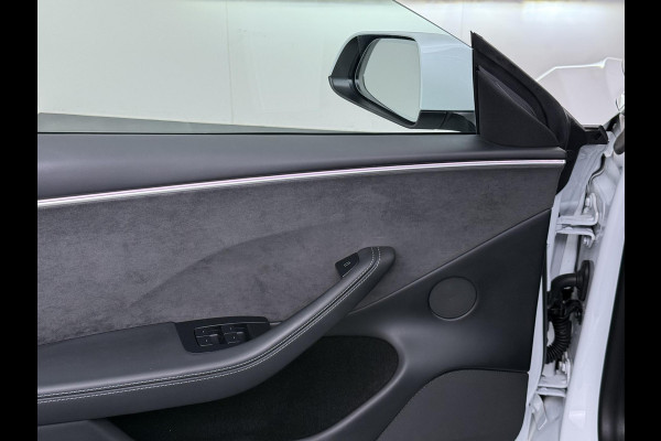 Tesla Model 3 Premium Long Range AWD 78 kWh VAN €42.900,- NU VOOR SLECHTS €39.440,- Uw LENTEVOORDEEL €3.460,- |ORGINELE AFN. TREKHAAK TESLA| AUTOPILOT| STOELVENTILATIE + VERWARMING| VOLLEDIGE TESLA GARANTIE T/M 01/2028 OF 80.000KM| DE HOOGVOLTACCU EN AANDRIJFLIJN TOT 2032 of 192.000KM |