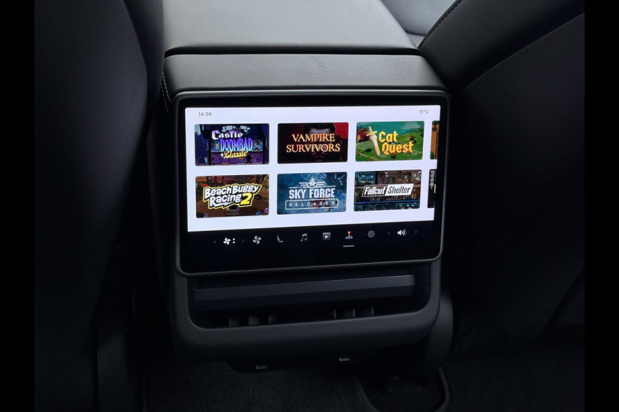 Tesla Model 3 Premium Long Range AWD 78 kWh VAN €42.900,- NU VOOR SLECHTS €39.440,- Uw LENTEVOORDEEL €3.460,- |ORGINELE AFN. TREKHAAK TESLA| AUTOPILOT| STOELVENTILATIE + VERWARMING| VOLLEDIGE TESLA GARANTIE T/M 01/2028 OF 80.000KM| DE HOOGVOLTACCU EN AANDRIJFLIJN TOT 2032 of 192.000KM |